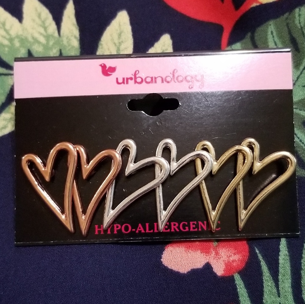URBANOLOGY -Hollow Hearts post CV Earrings